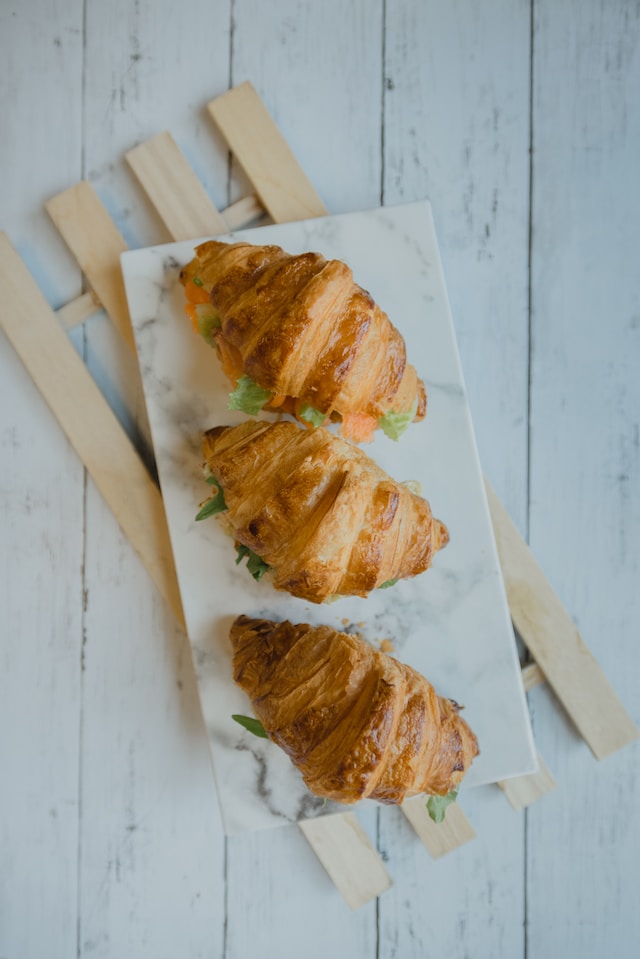 prato com um croissant recheado