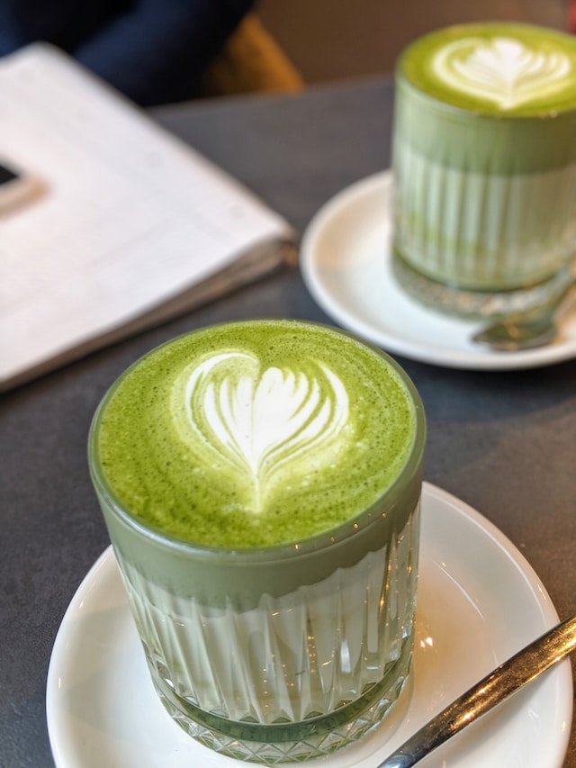 copo de latte de matcha